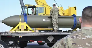 ইরানের ইসফাহানে যুক্তরাষ্ট্রের ২ হাজার পাউন্ডের ‘বাঙ্কার বাস্টার’ বোমা হামলা